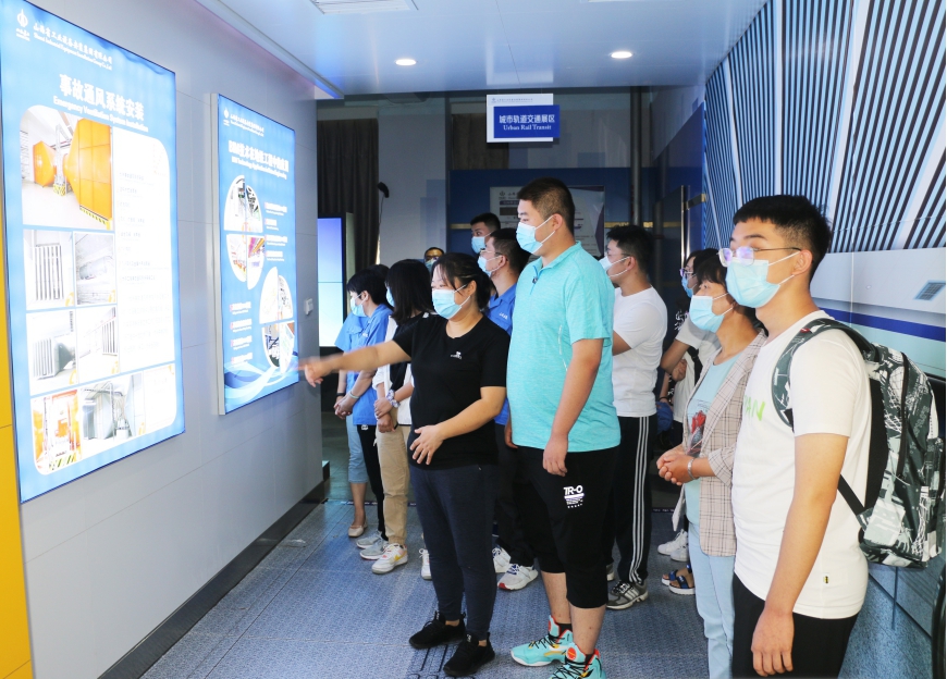 ɽ����Ͷװ�ü��žٰ�ְ����Ů��ѧ��ѧ����ϵ���˶�