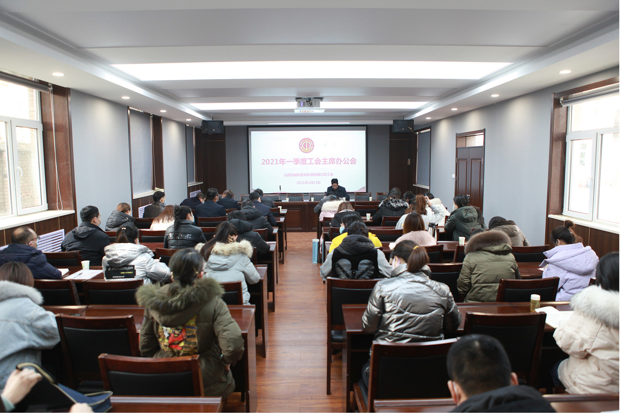 ɽ����Ͷ��е�����Ź����ٿ�һ������ϯ�칫��