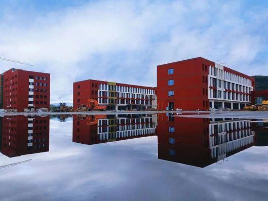 ɽ����Ͷ�彨���ųн��ľ����ص�һ��ѧУ��Ŀ�����깤