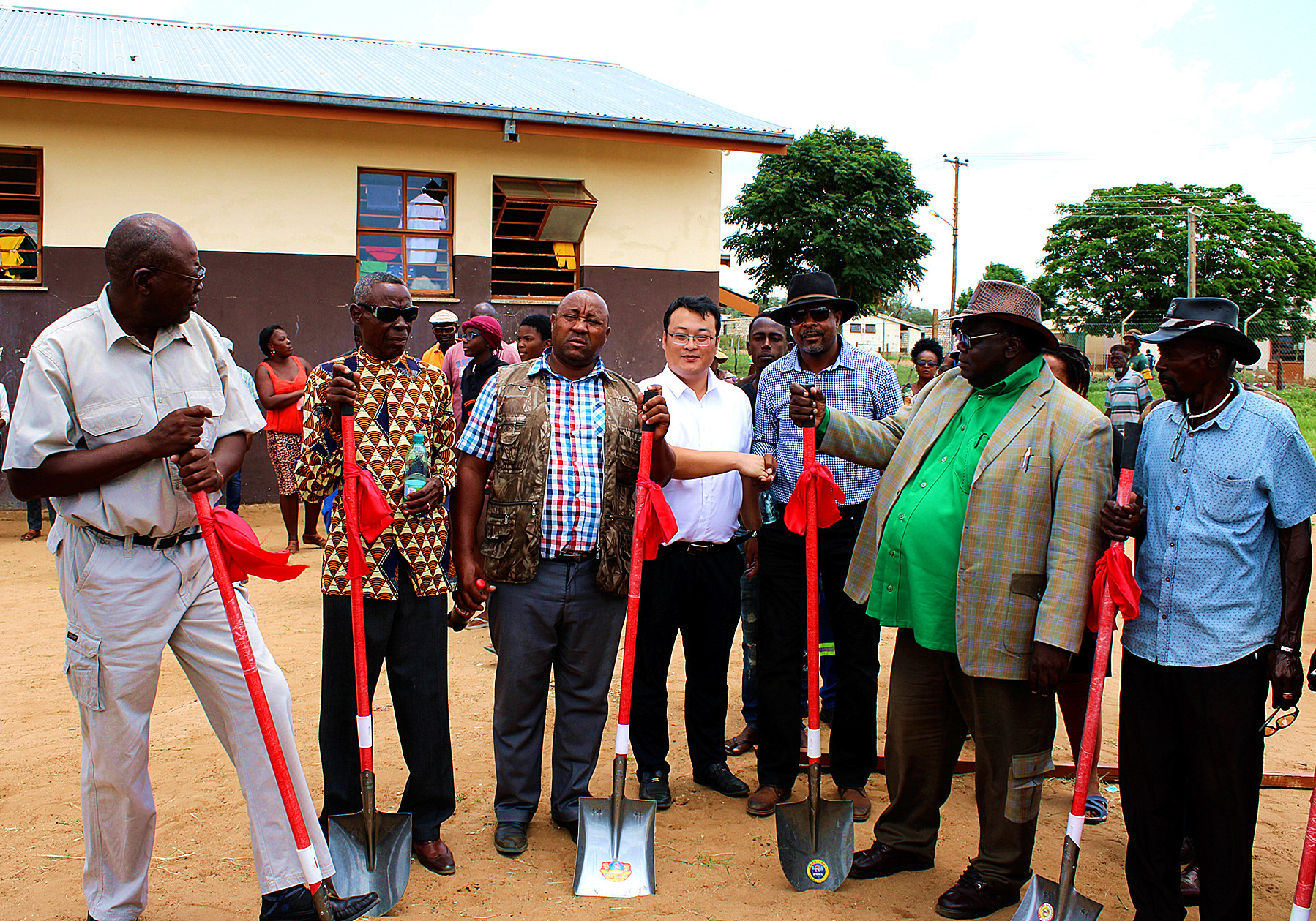 ɽ����Ͷ���Ϲ�˾�н����ױ���ѧУ��Ŀ������ʽ¡�ؾ���